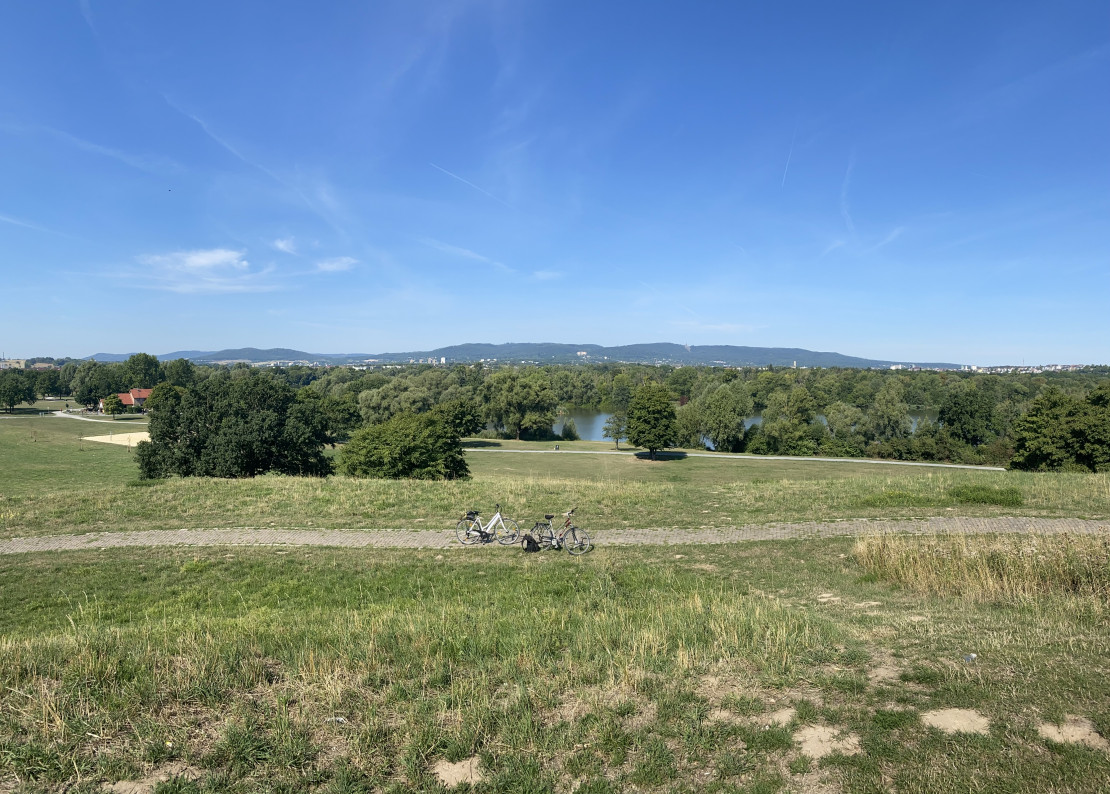 Aussicht auf den Herkules vom Hügel am Bugasee Kassel