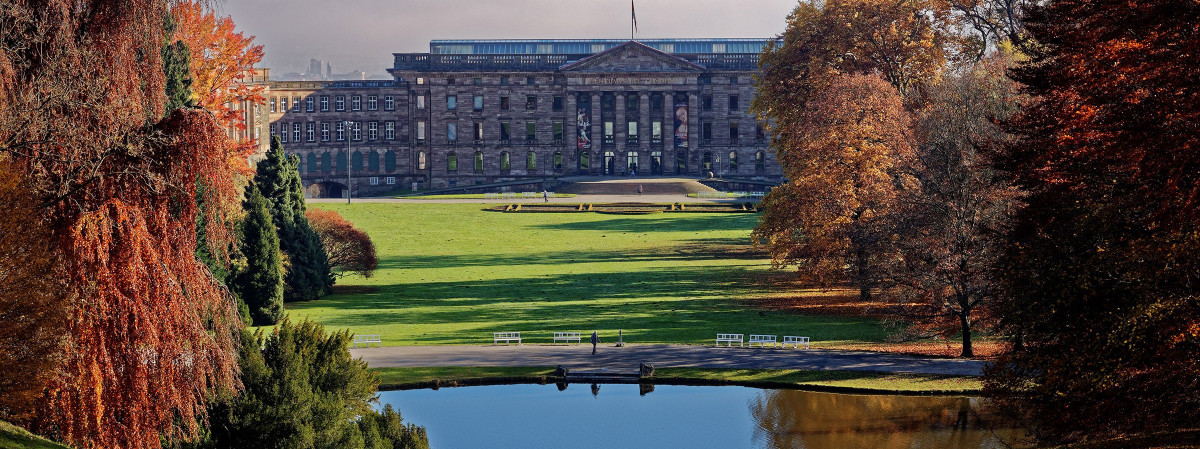 Blick auf das Schloss Wilhelmshöhe im Bergpark Wilhelmshöhe