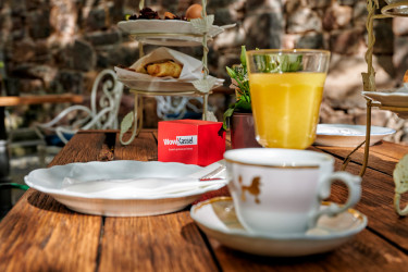 Boutique-Hotel Renthof in Kassel Kaffee Kuchen essen und dazu Orangensaft trinken