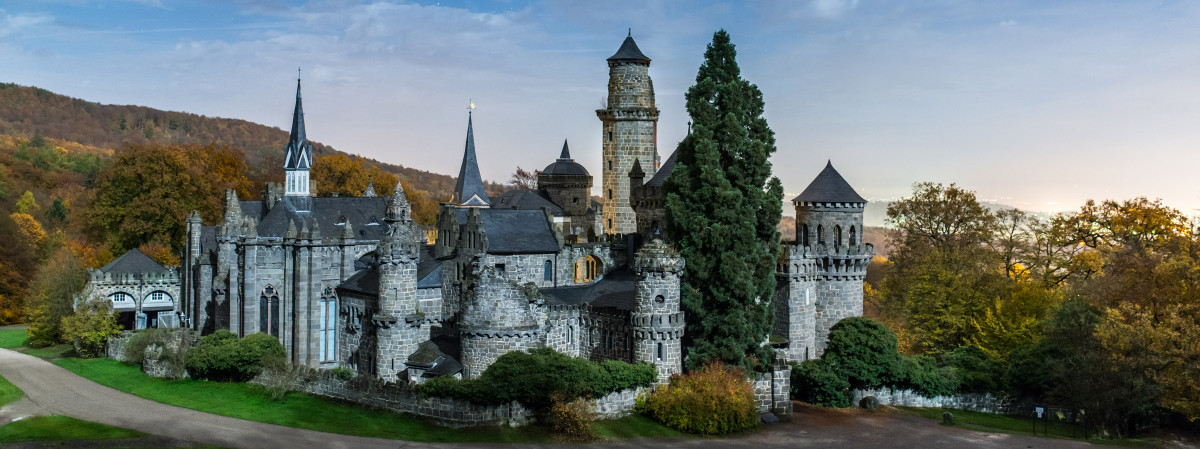 Die Löwenburg mit seinen vielen Türmen im Bergpark Wilhelmshöhe