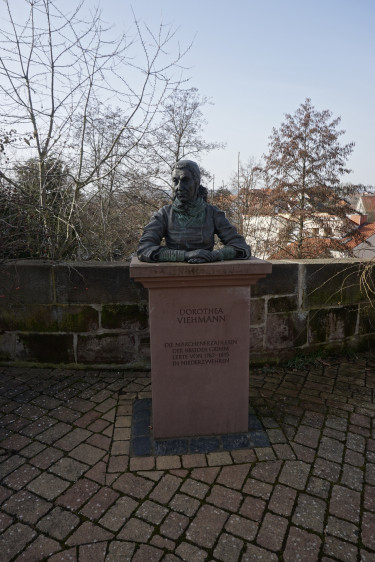 Dorothea-Viehmann-Büste auf dem Märchenplatz