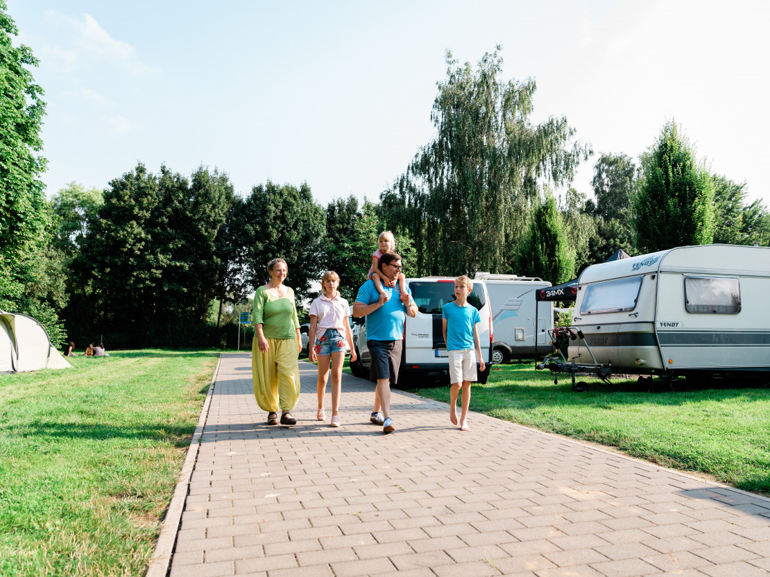 Familie auf dem Campingplatz Kassel 