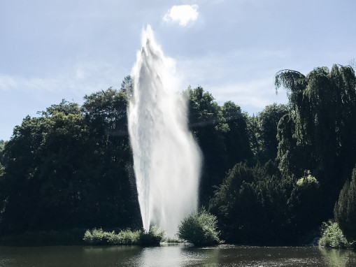 Fontäne bei den Wasserspielen im UNESCO-Weltkulturerbe Bergpark Wilhelmshöhe