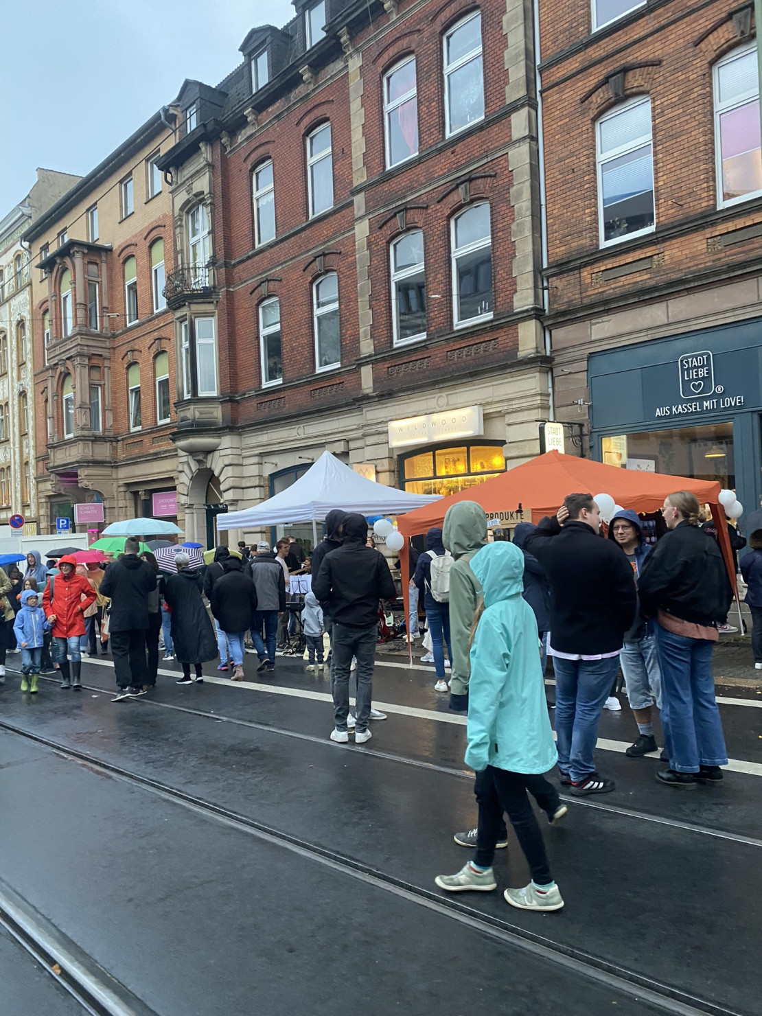 Geöffnete Geschäfte auf dem Quartierfest in Kassel