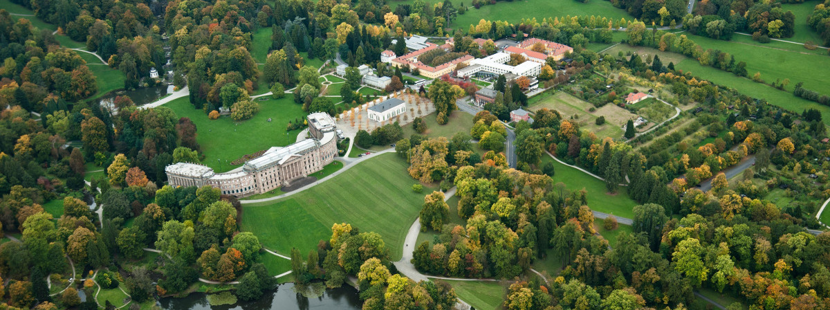 Luftaufnahme vom Bergpark Wilhelmshöhe mit Schloss und Hotel