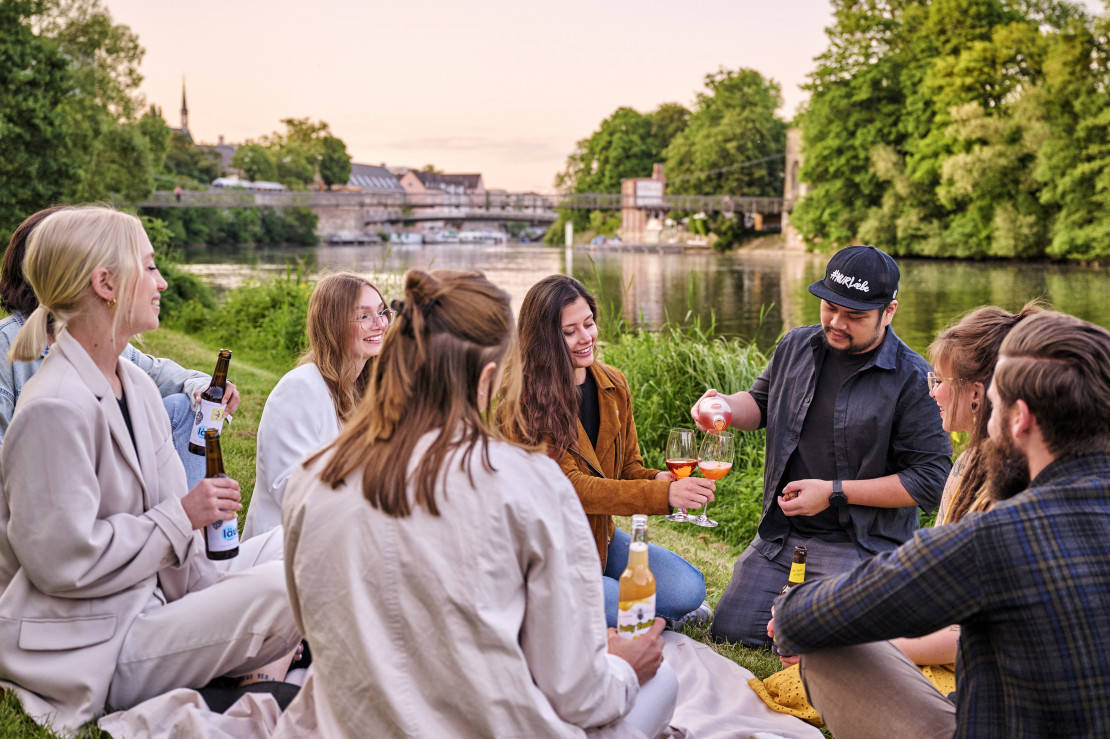 Picknick am Fuldaufer in Kassel © Kassel Marketing, Florian Trykowski - CC0 _2390226.jpg