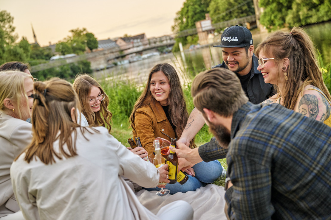Picknick am Fuldaufer in Kassel © Kassel Marketing, Florian Trykowski - CC0 _2390258.jpg