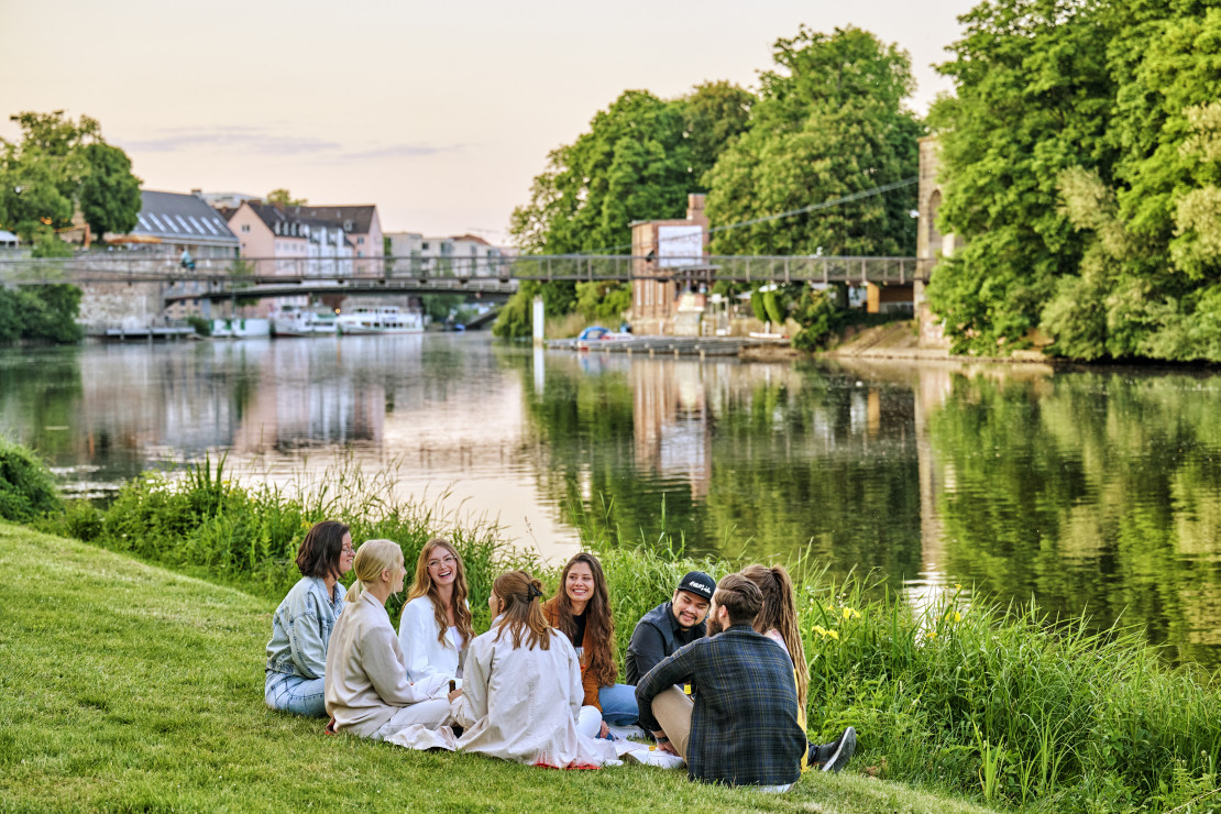 Picknick am Fuldaufer in Kassel © Kassel Marketing, Florian Trykowski - CC0 _2390357.jpg