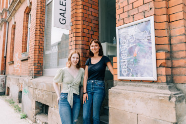 Svenja und Anna vor der Galerie Rasch © Can Wagener