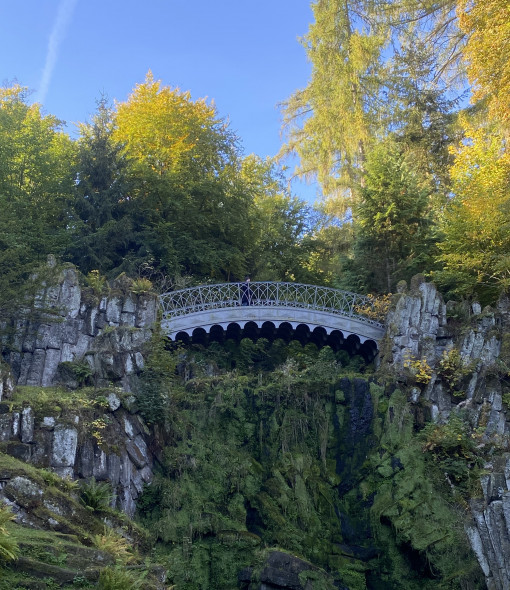 Teufelsbrücke von unten im Herbst  im Bergpark Kassel