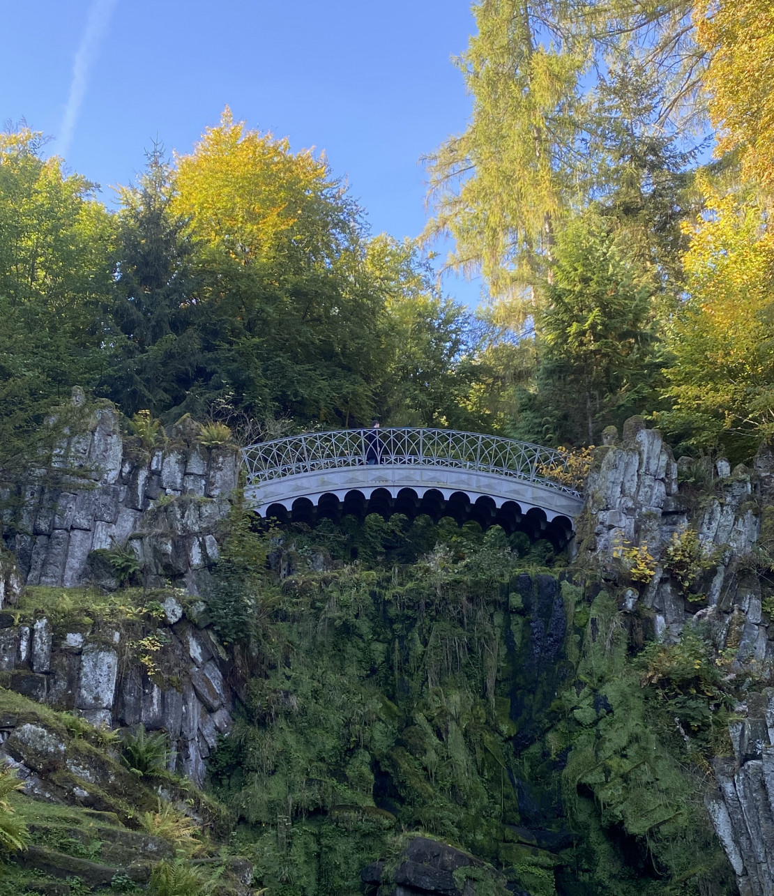 Teufelsbrücke von unten im Herbst  im Bergpark Kassel